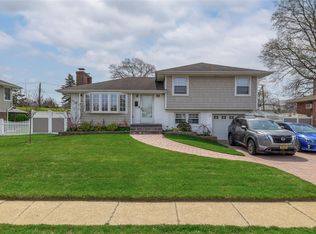 8 Lincoln St, Farmingdale, NY 11735