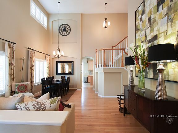 entry with 18+ feet ceilings