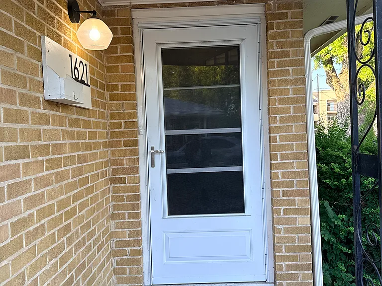 1621 W Olympia Dr — Photo 2