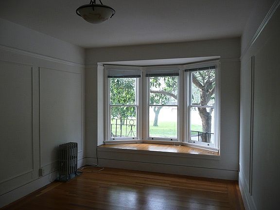 #103 Living room window seat/bay window