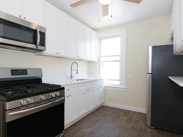 21-39 41st St #2 — Photo 5