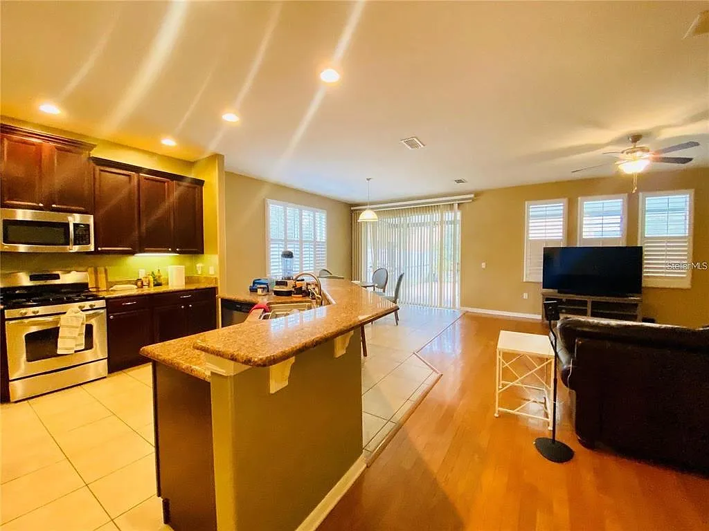 4 bed, 3.0 bath, 2411 sqft, $3,100 — Photo 3