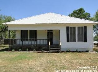 1502 J St, Floresville, TX 78114