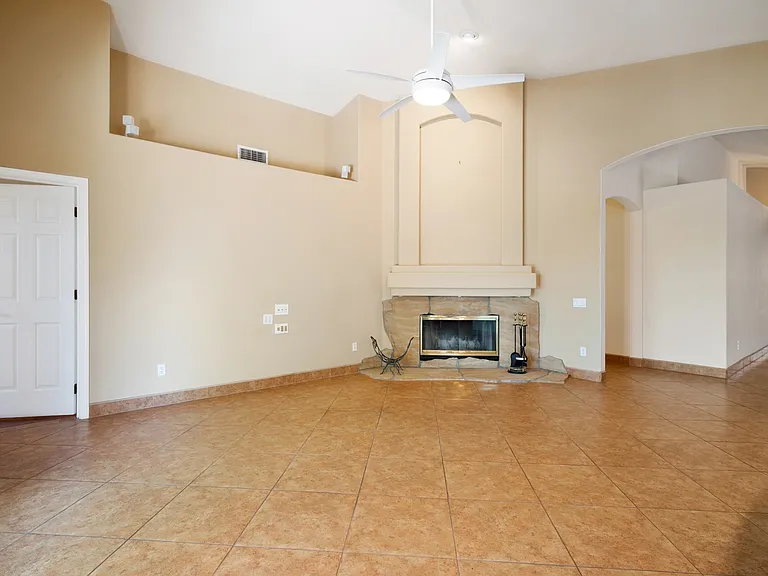 680 S Lucinda Dr — Photo 4