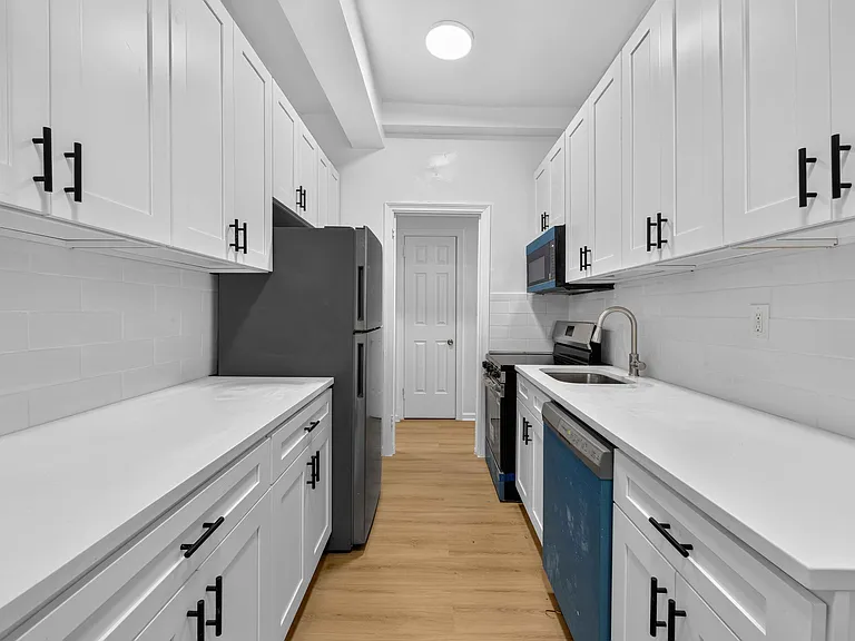 960 Sterling Pl #B — Photo 3