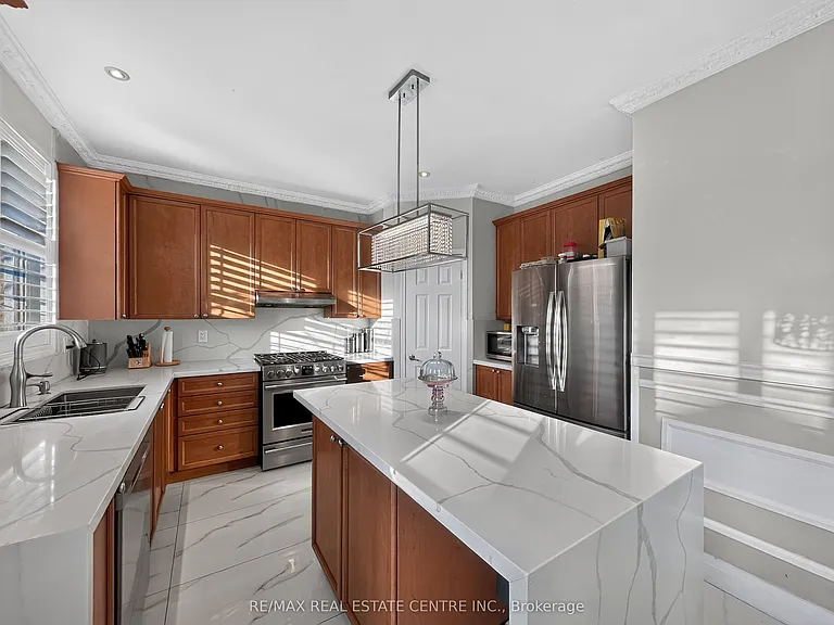 266 Fennamore Ter — Photo 10