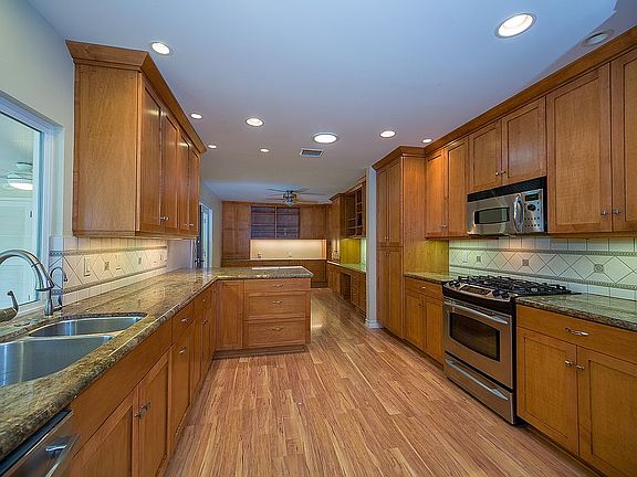 5th image of 321 Somerset Cir
