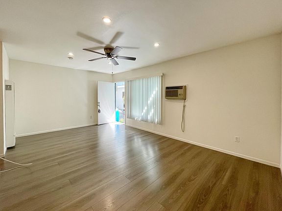 3rd image of 1030 W Huntington Dr #15