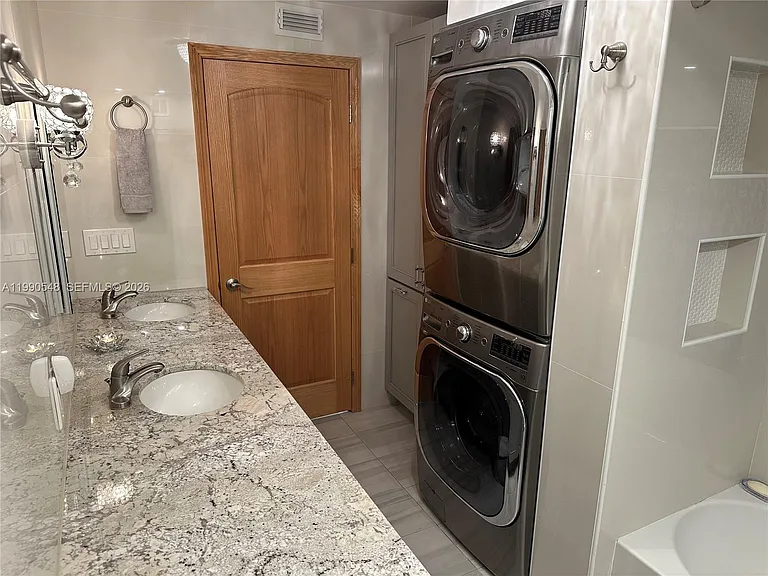 6039 Collins Ave #1431 — Photo 10