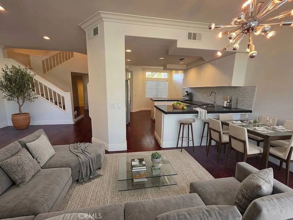3 bed, 2.5 bath, 1905 sqft, $5,400 — Photo 3