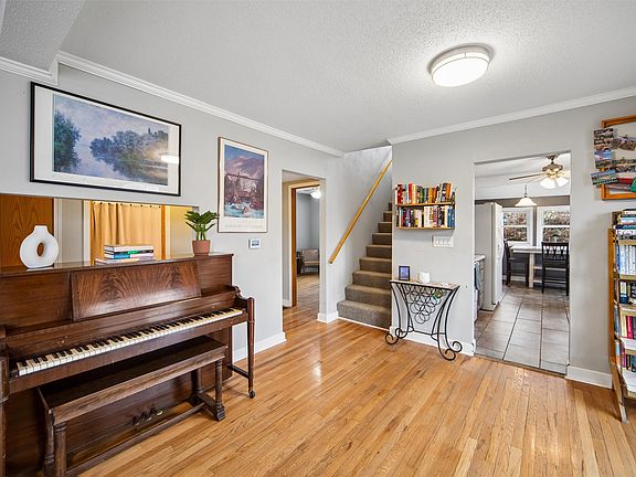 3rd image of 1989 SW 9th St