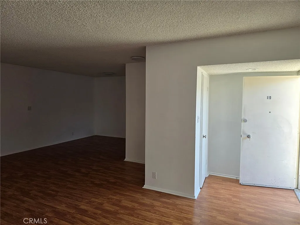 1 bed, 1050 sqft, $2,690 — Photo 4