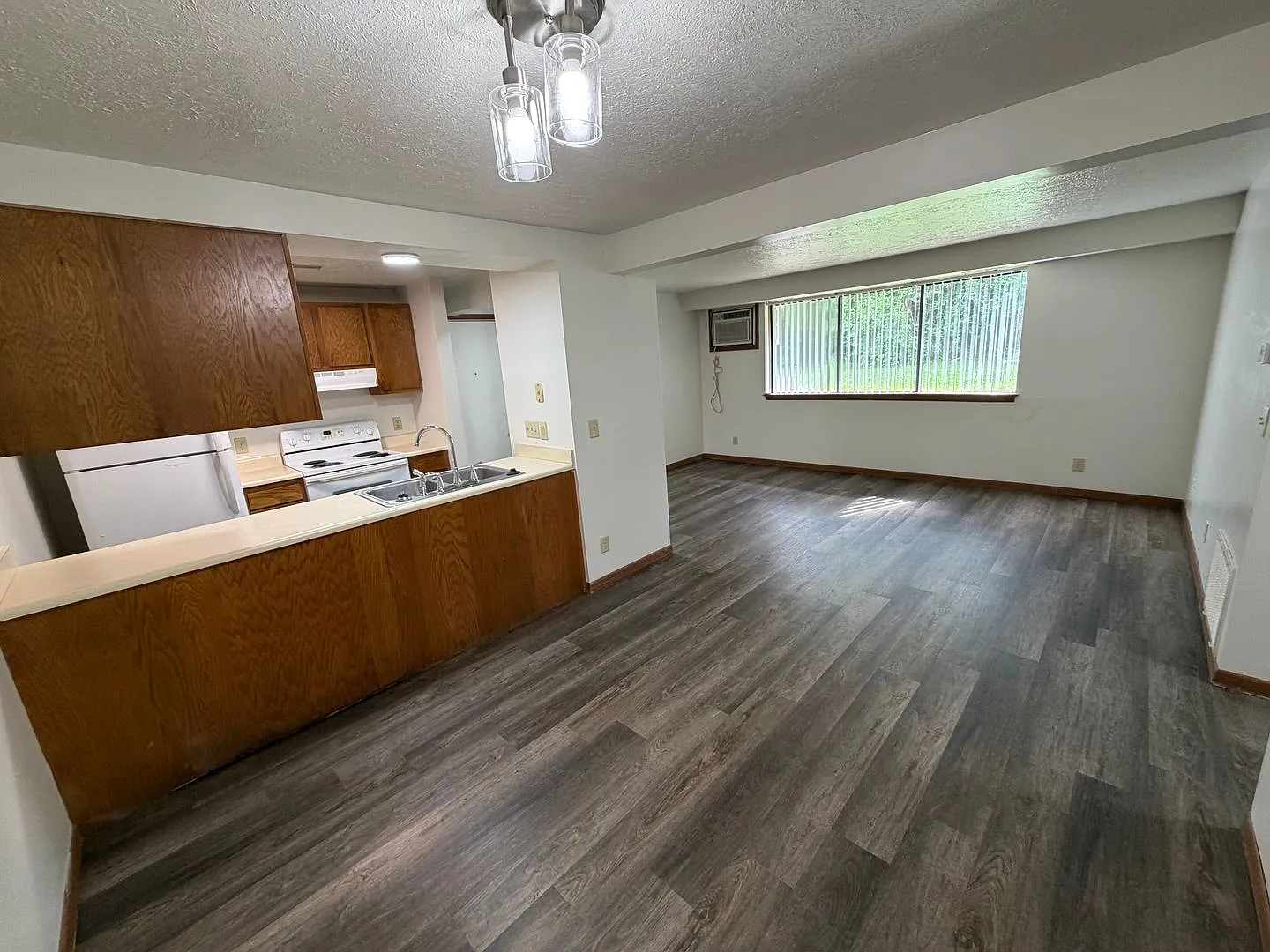 2 bedroom, One Bath Apartment Ground Floor with Huge Picture Window — Photo 1