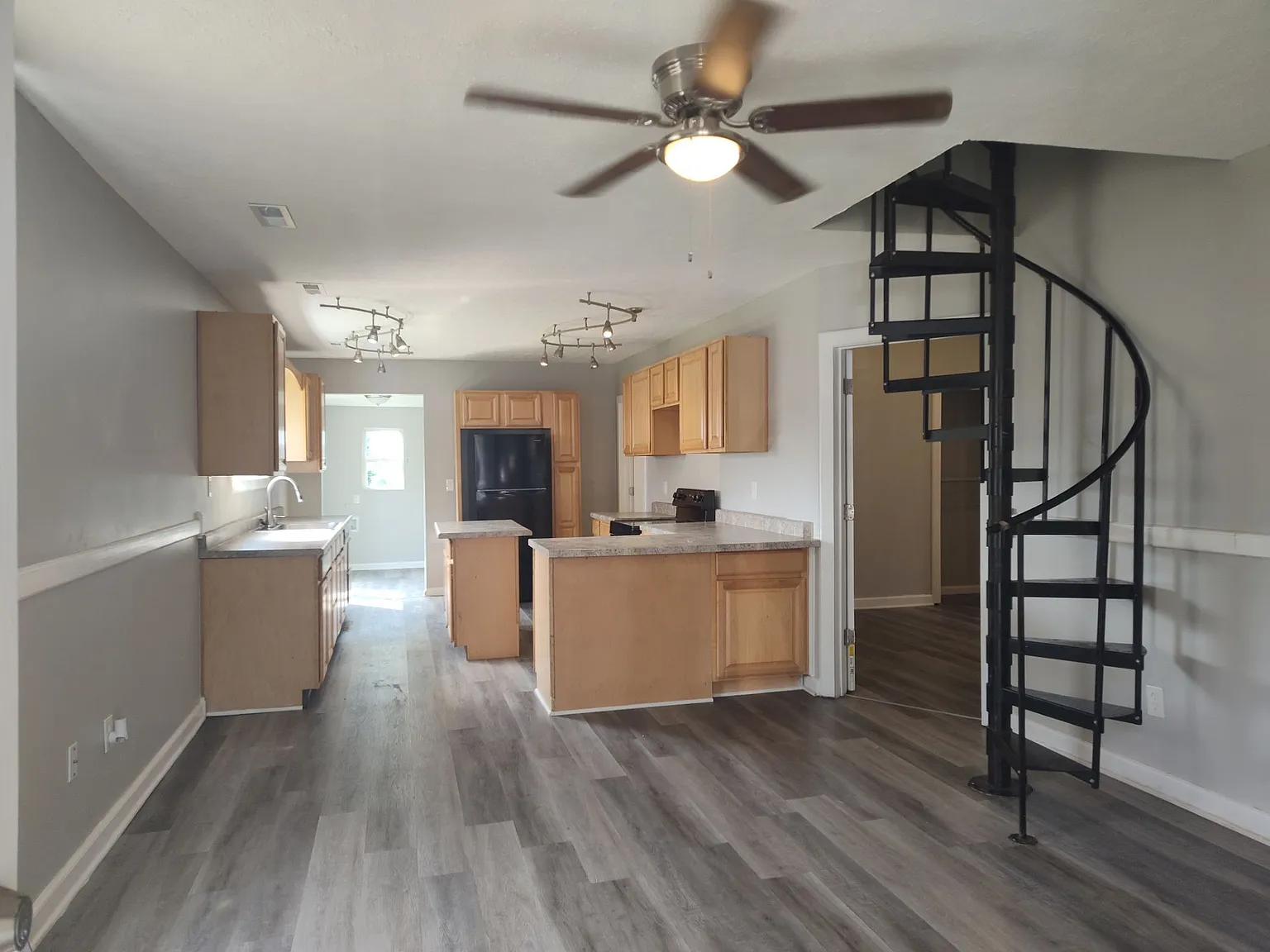 3 bed, 1600 sqft, $1,600 — Photo 3