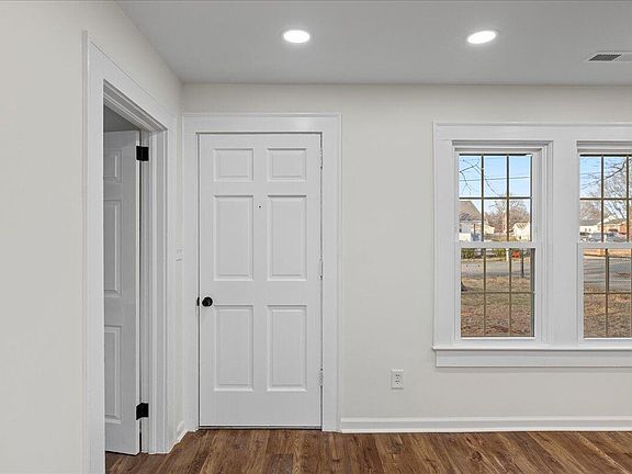 5th image of 719 Center Ave
