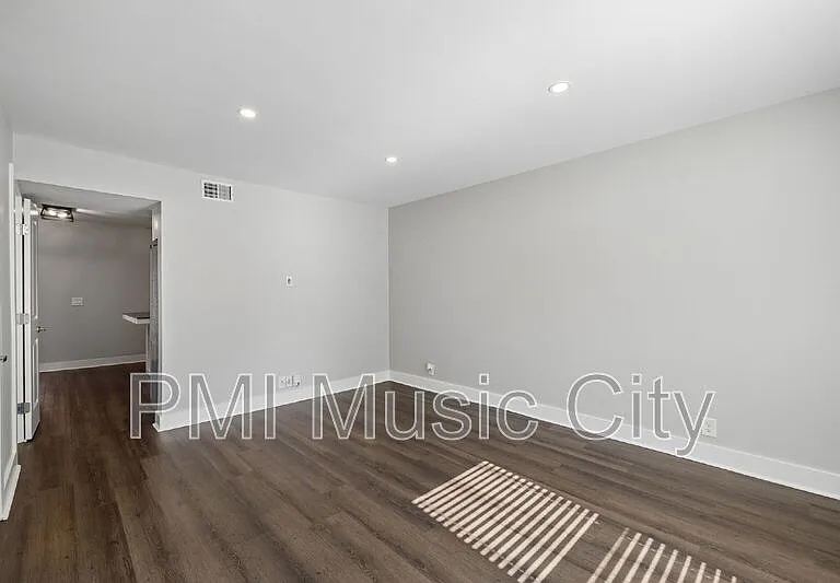 2126B Burns St — Photo 7