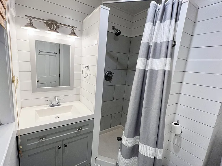 Bathroom / Shower