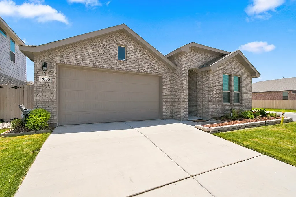 5 bed, 3.0 bath, 2175 sqft, $3,500 — Photo 3