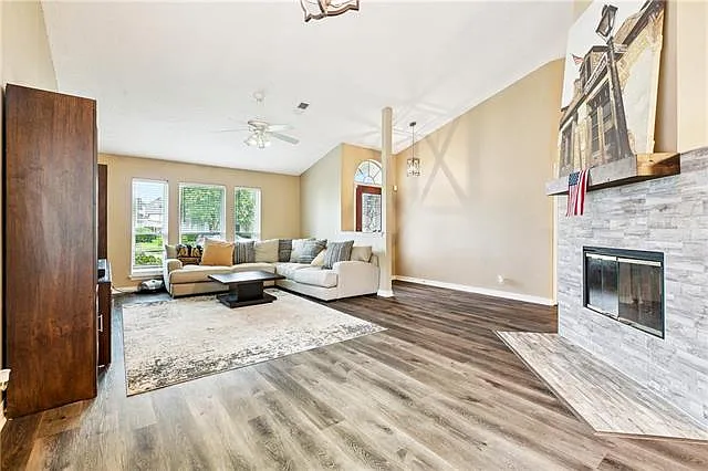 310 Oakley Ln — Photo 2