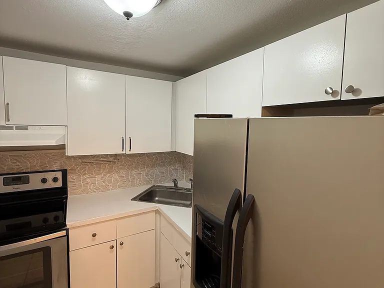 666 W 81st St #111 — Photo 9