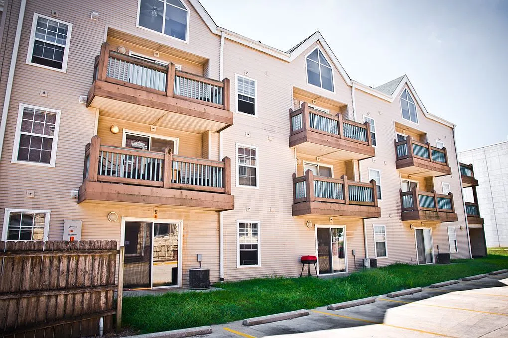 808 S Oak St - 101 — Photo 1