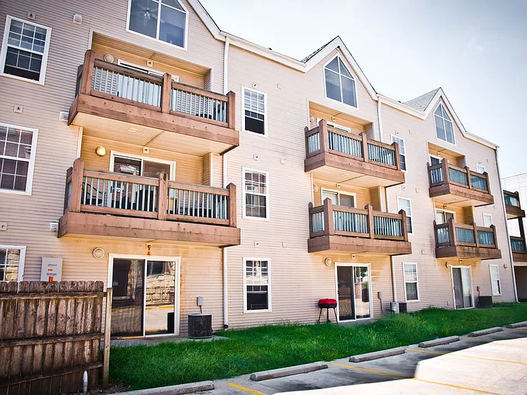 808 S Oak St #101 — Photo 1