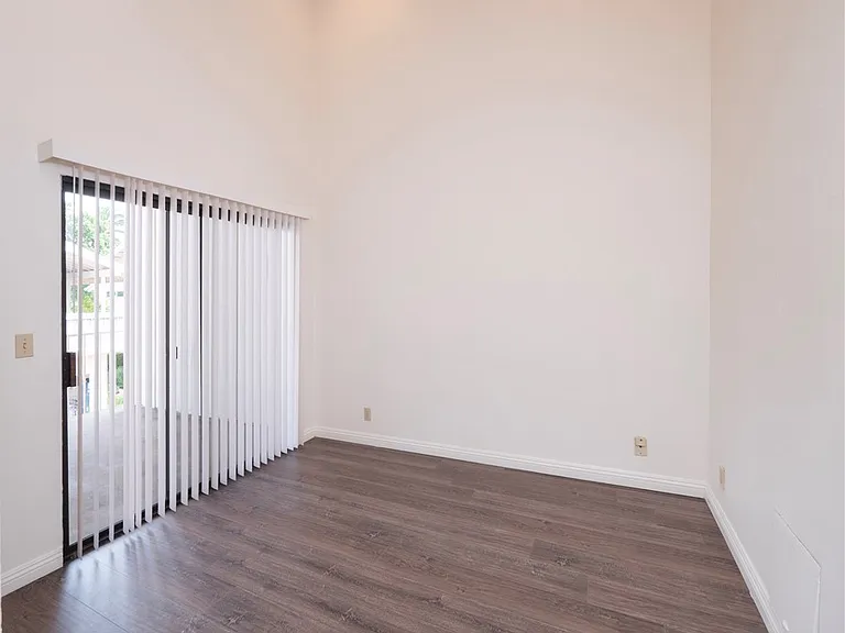 328 W 7th St — Photo 22
