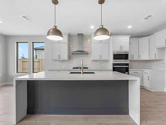 5th image of 15664 Broadway Bend Dr