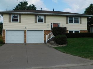 1902 Green Acres Dr, Muscatine, IA 52761