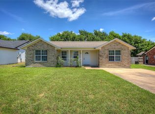 1003 Solomon Dr, Commerce, TX 75428