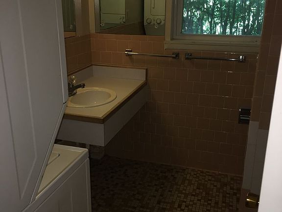 5th image of 908 W Clinton Dr