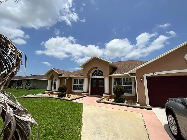 315 SW Dwight Ave — Photo 1