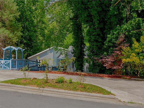 4th image of 105 Devon Rd