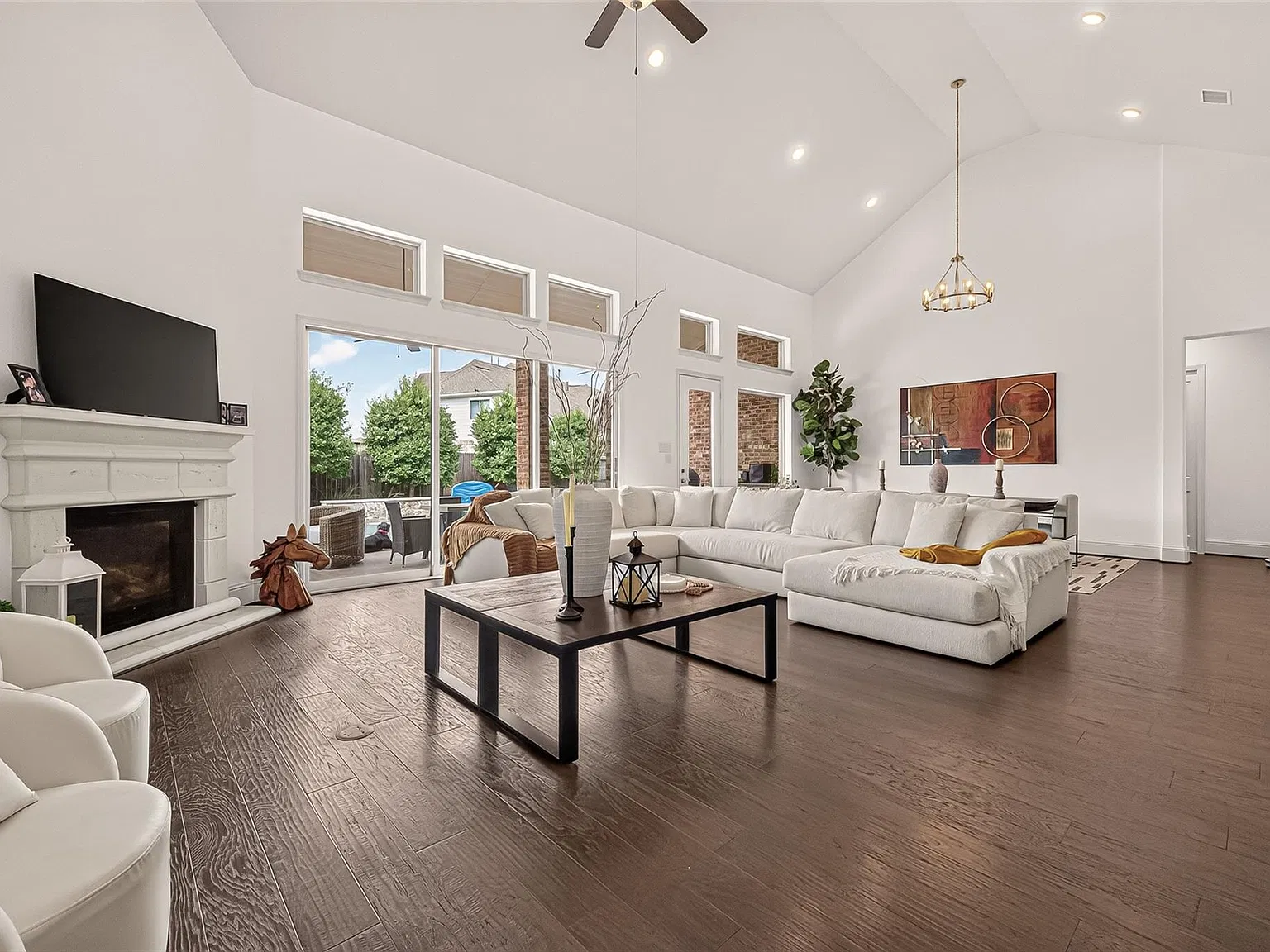 4 bed, 6.0 bath, 4428 sqft, $5,550 — Photo 4