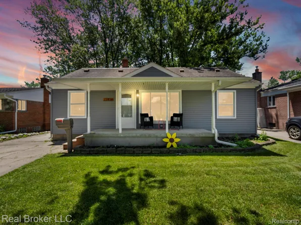 22838 Euclid St, Saint Clair Shores, MI 48082