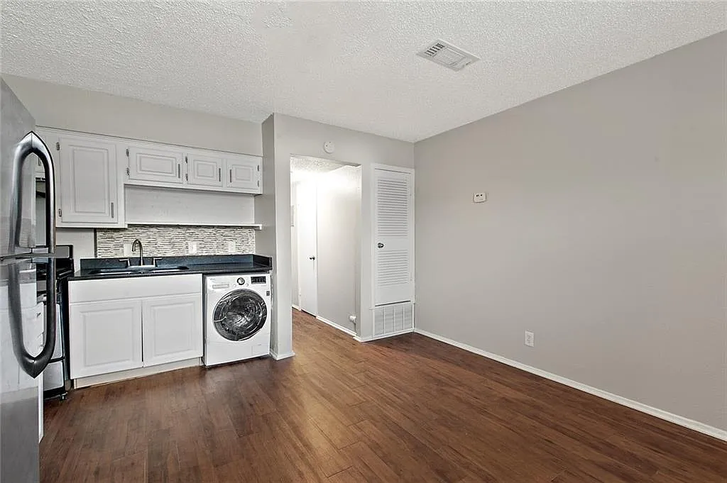 1 bed, 1.0 bath, 419 sqft, $899 — Photo 2