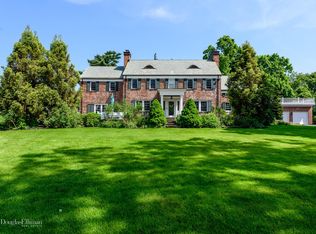 8 Chester Ct, Huntington, NY 11743