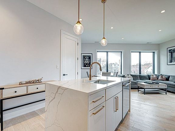3rd image of 2034 N Wood St #2S