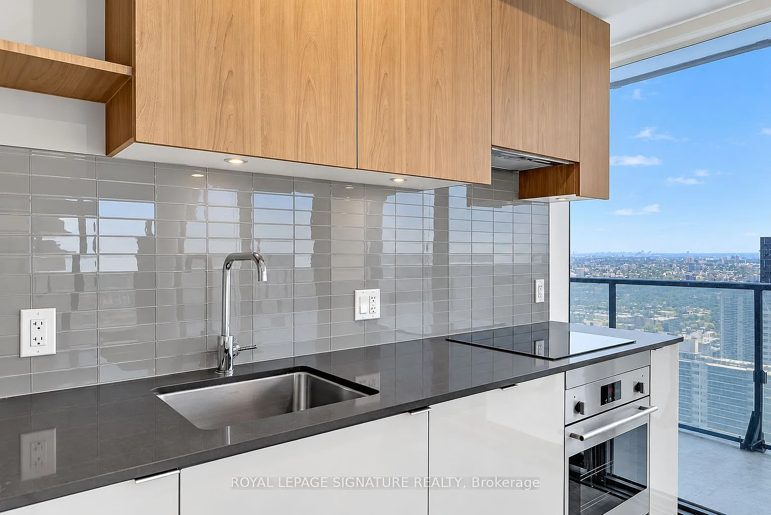 150 Redpath Condos — Photo 4