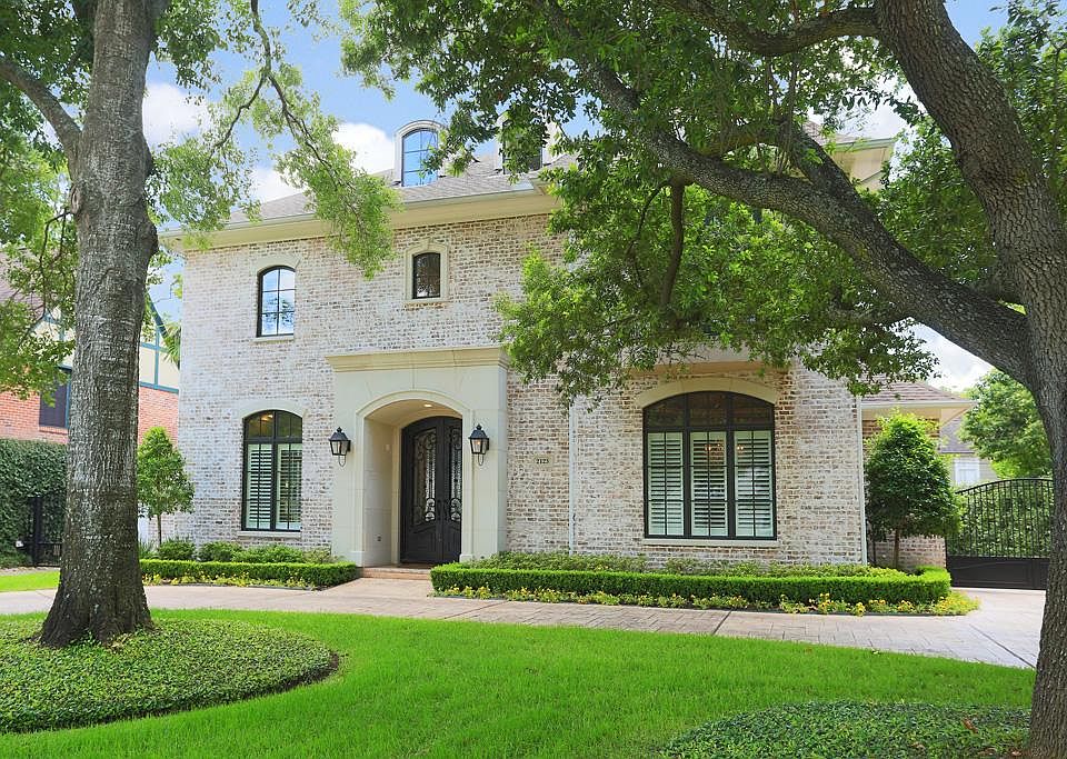 EXCEPTIONAL RIVER OAKS 4-5 BEDROOM RESIDENCE.