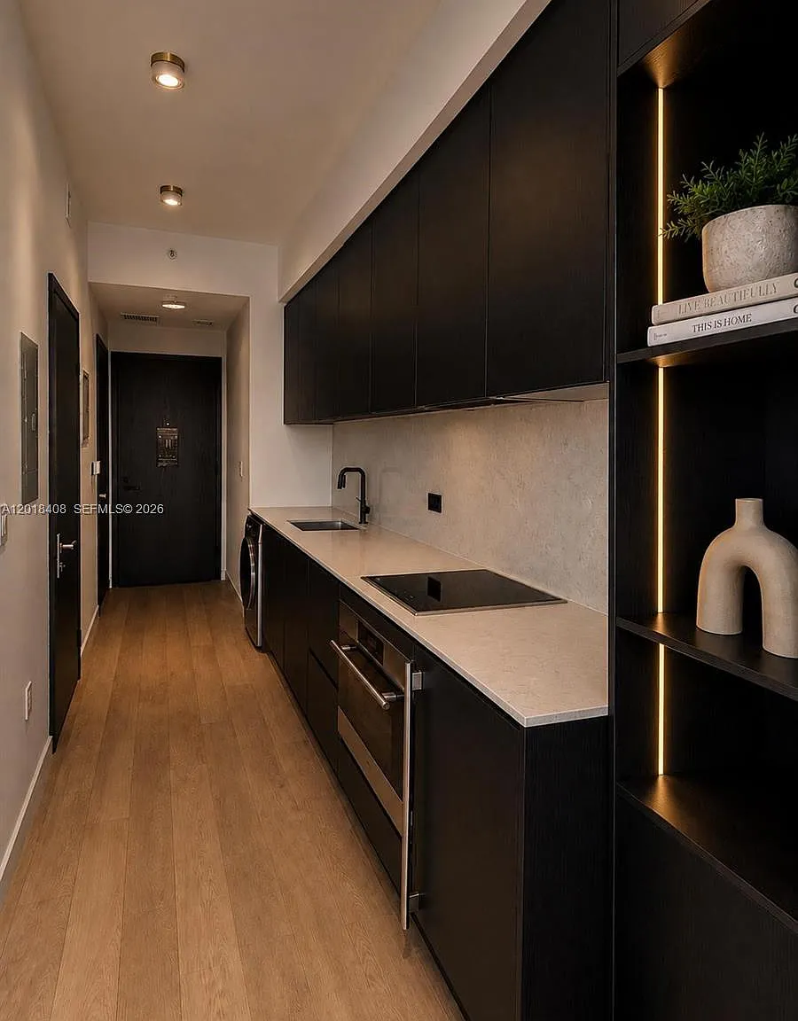 Eleven Hotel And Residence — Photo 3