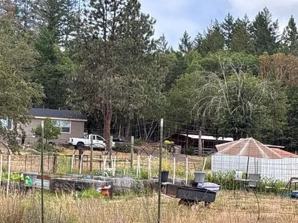 4711 Rogue River Dr, Eagle Pt, OR 97524