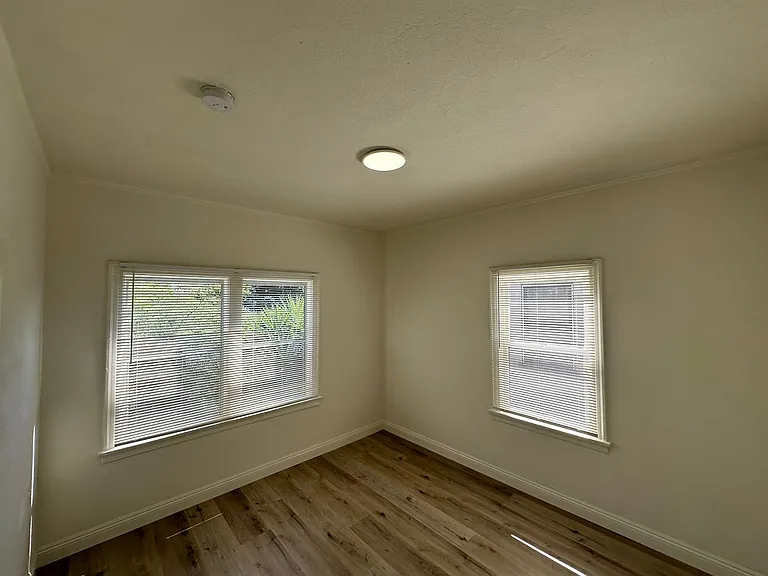South LA Urban Apartments — Photo 18