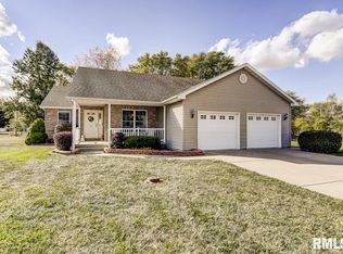 513 S Oak Grove Dr, Athens, IL 62613