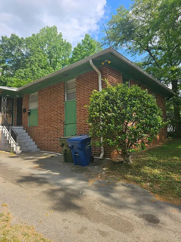 2 bed, 1.0 bath, 784 sqft, $1,100 — Photo 1