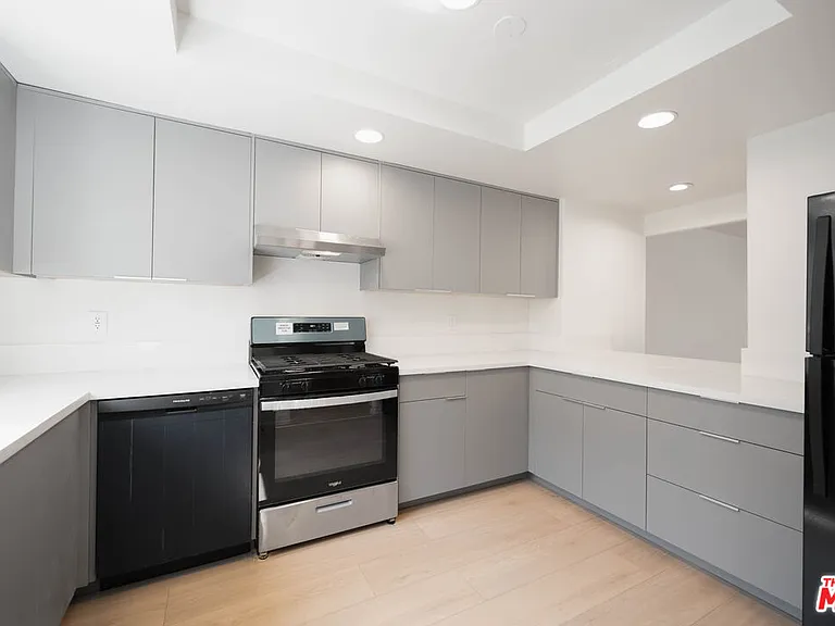 5327 Lexington Ave #B — Photo 2