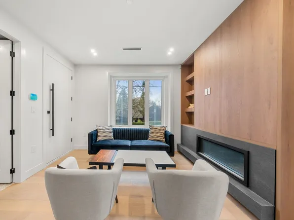 3483 Adanac St, Vancouver, BC V5K 2M3