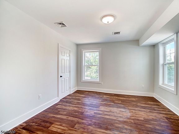 5th image of 60 Montague Pl #2