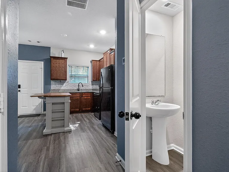 1110 Highwood Ln — Photo 7