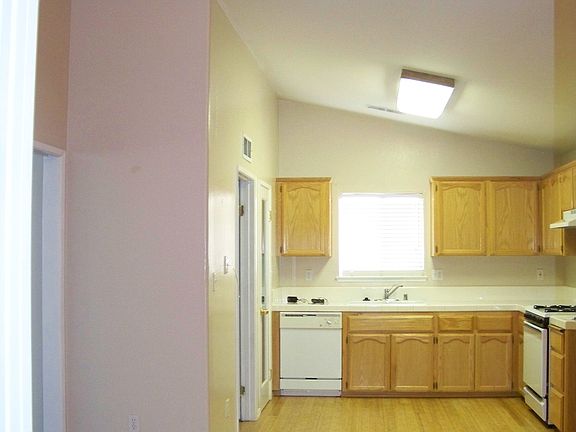 Kitchen w/breakfast area